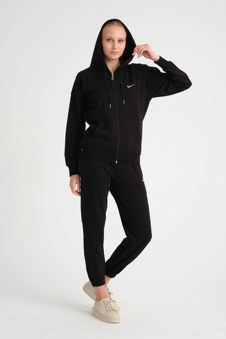 Nike Анцуг за Нея – Комфорт и Стил в Едно