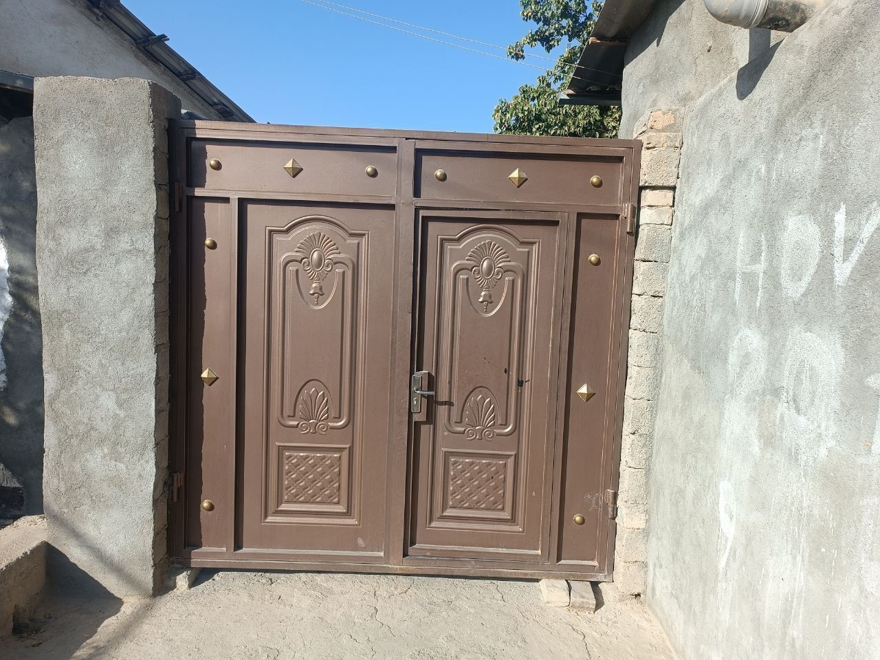 6 xonali xovli sotiladi