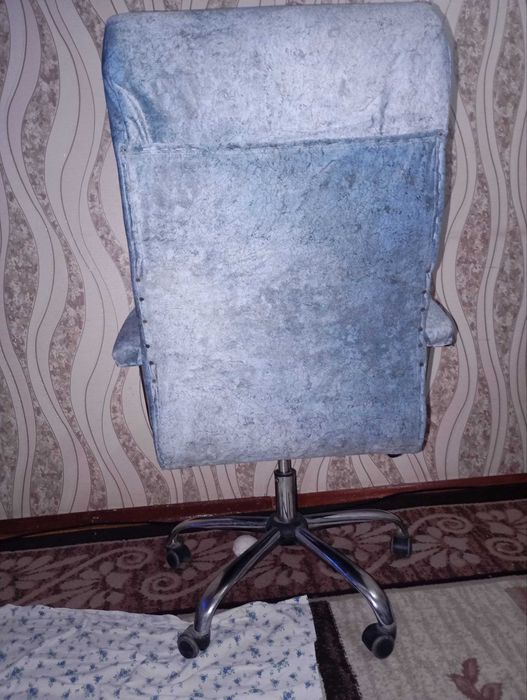 Офисное кресло в в хорошем  состояние