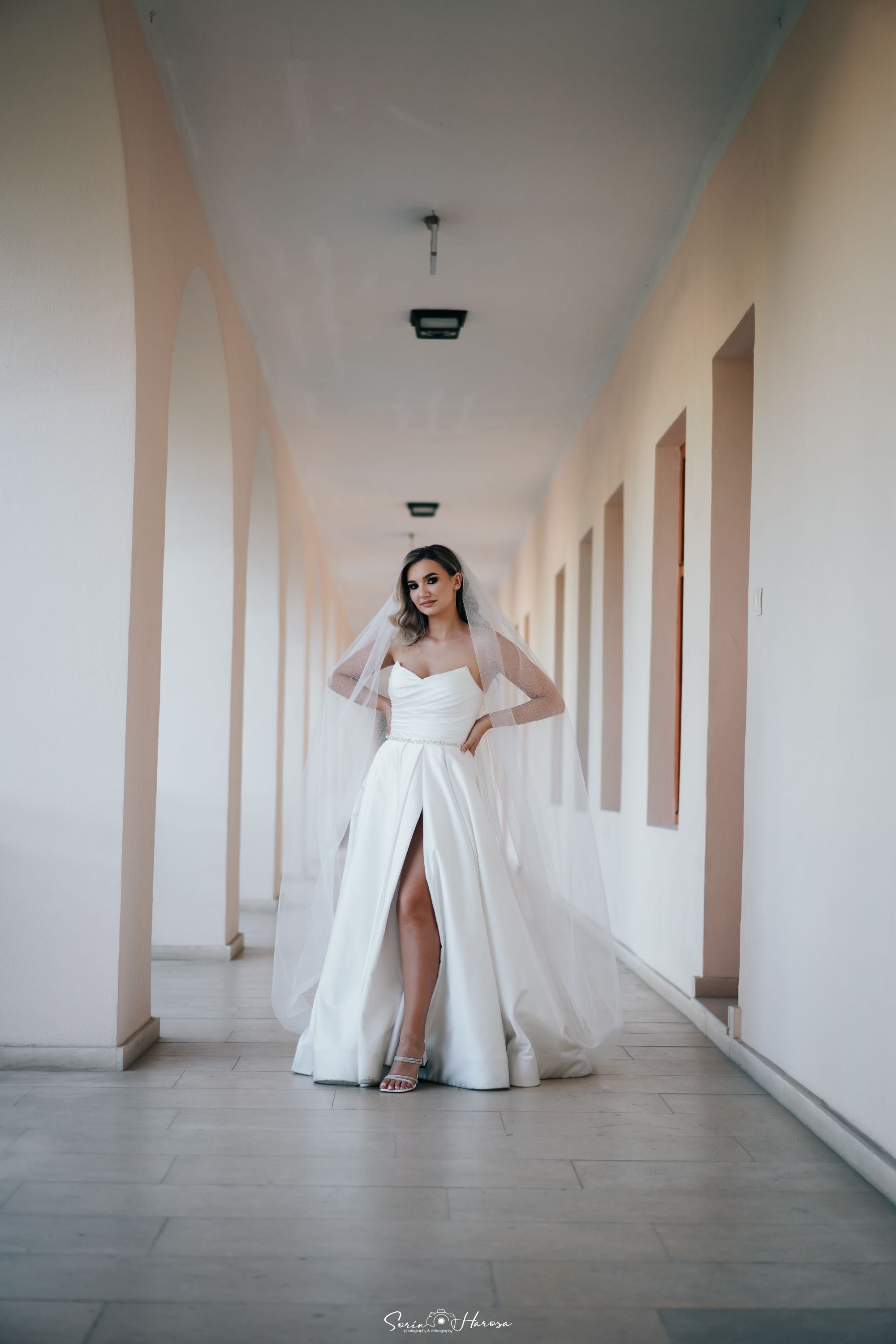 Vând rochie de mireasă cu corset reglabil și mănuși .