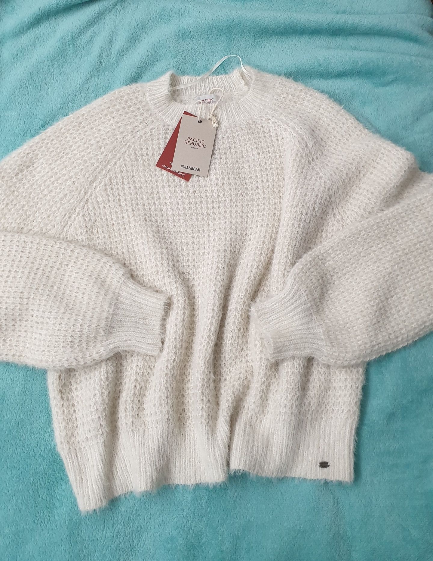 Pulover pufosenie Pull&Bear