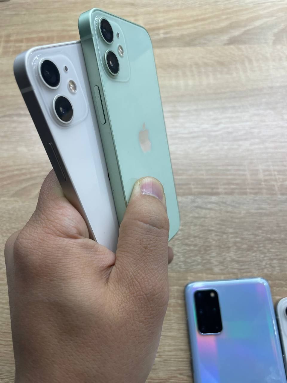 iPhone  12 mini.