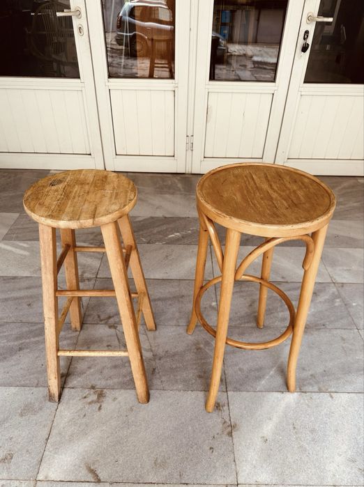 Продавам два дървени ретро бар стола в добро състояние.
