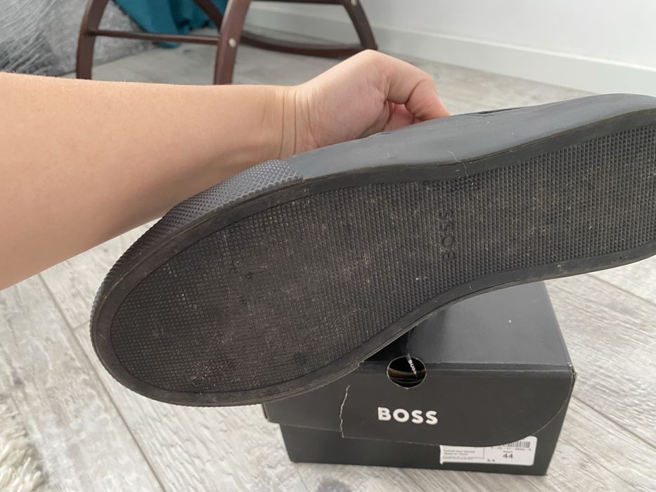 Vand papuci Boss in stare excelenta