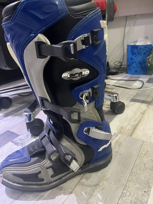 Продавам мотокрос ботуши