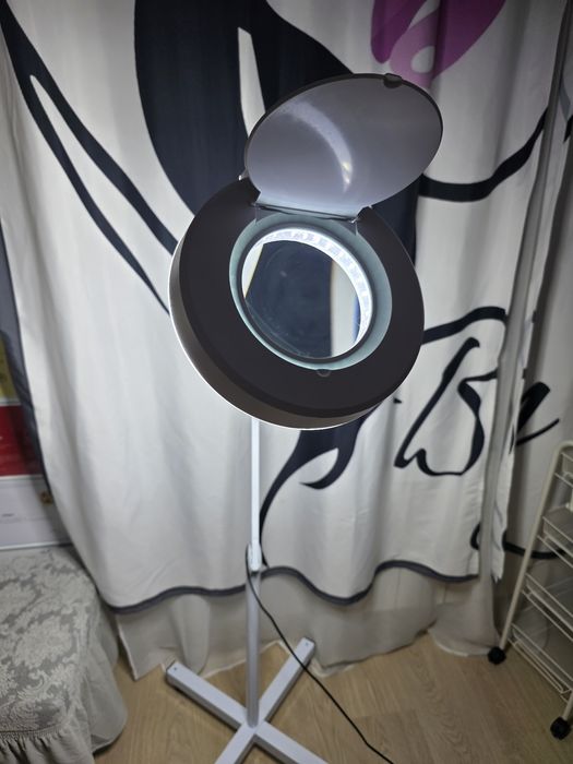 Vând lampa cosmetica nou