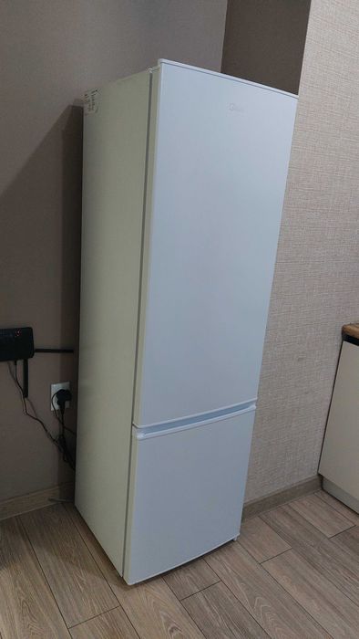Холодильник двухкамерный MIDEA бу