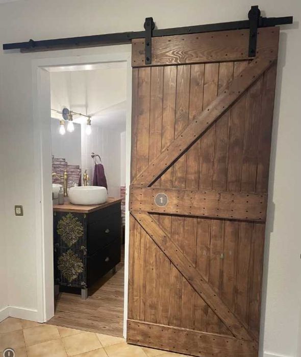 Плъзгаща врата от масивно борово дърво