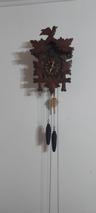 Ceas vintage cu cuc și greutăți