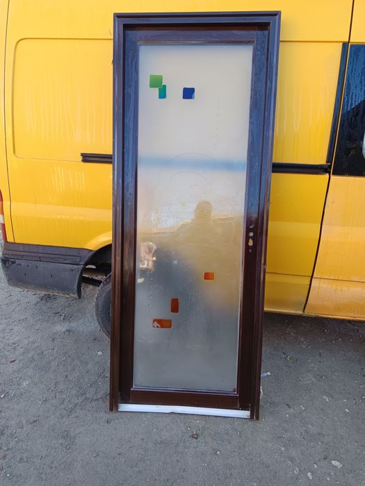 Vând 5 uși metalice cu sticlă mată ușile sunt noi