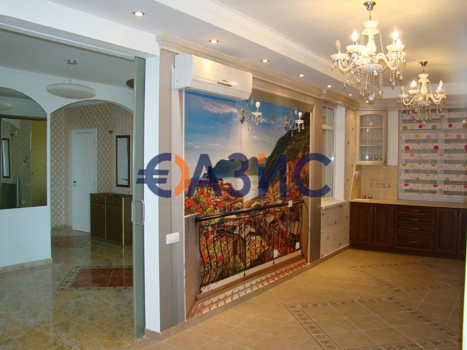 Луксозна вила с десет спални с асансьор, басейн и парцел от един