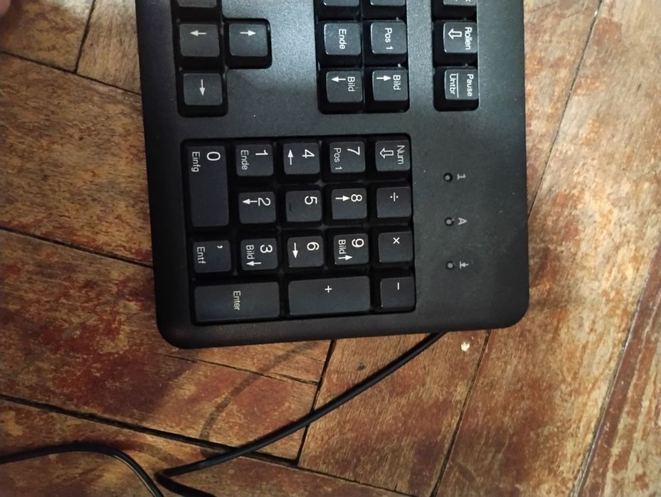 Vând tastatura și maus cu fir HP