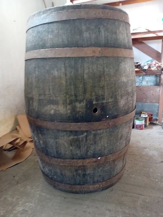 Vând butoaie vin din stejar