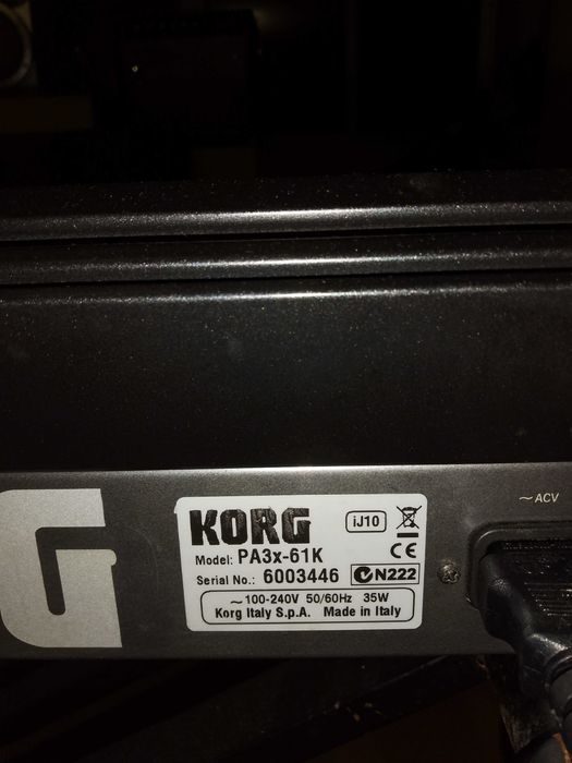 Vând Korg Pa 3x 61 key in stare buna de funcționare cu set bun