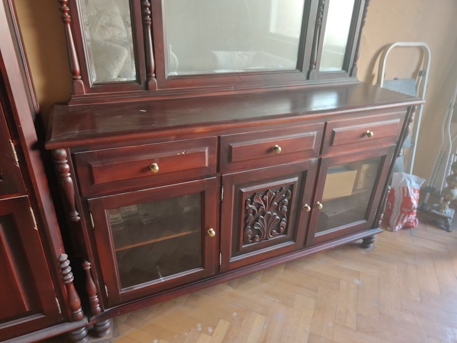 Два дървени скрина