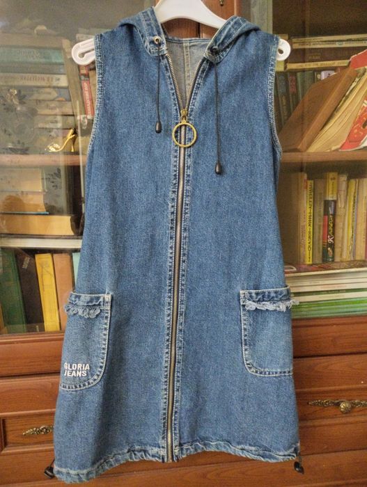 Джинсовый сарафан на девочку с капюшоном
