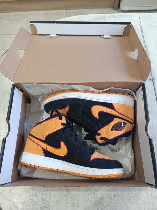 Air jordan 1 mid yellow and black