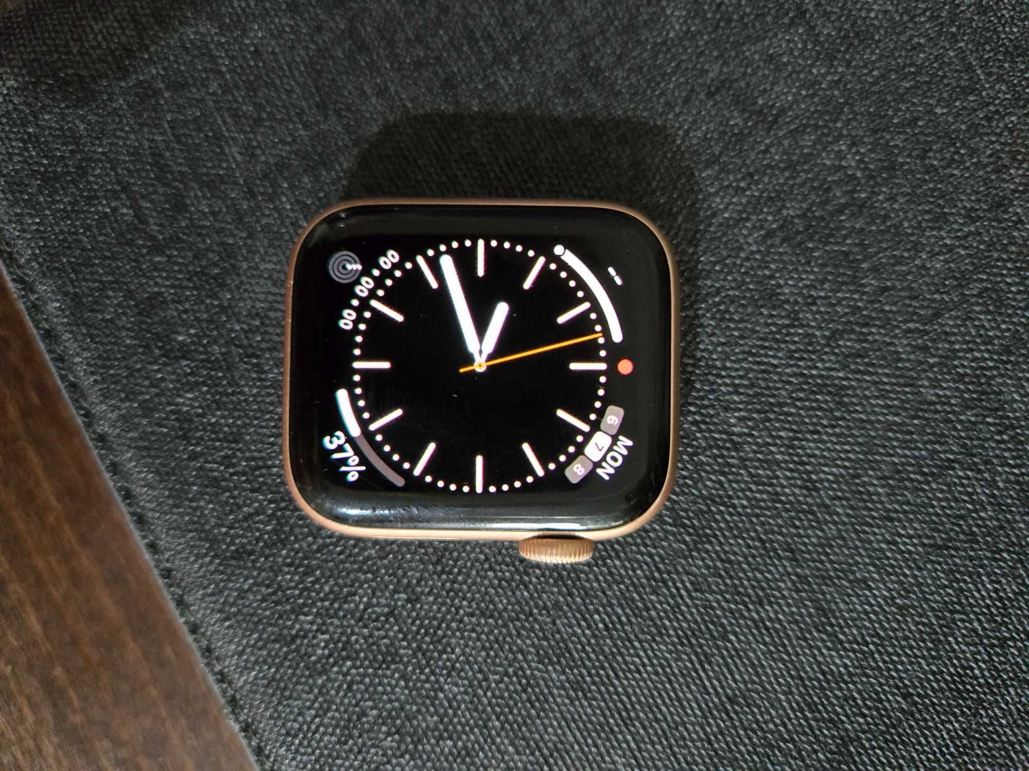 Apple Watch SE в отлично състояние