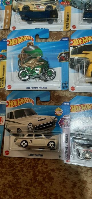 Vând peste 100 de machete Hotwheels și Matchbox