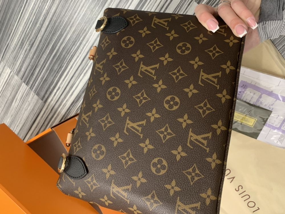 Geanta Louis Vuitton/Piele naturală,nu eco.Cod AUTENTICITATE interior