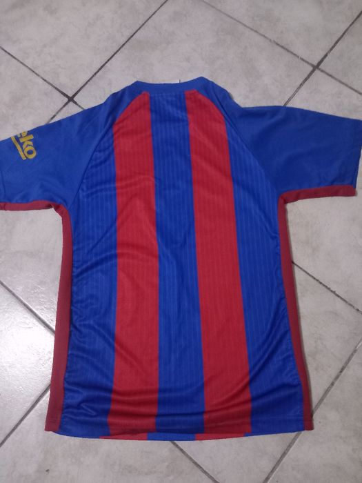 Vand tricouri de fotbal
