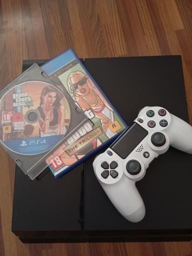 PS 4 cu doua jocuri gratis