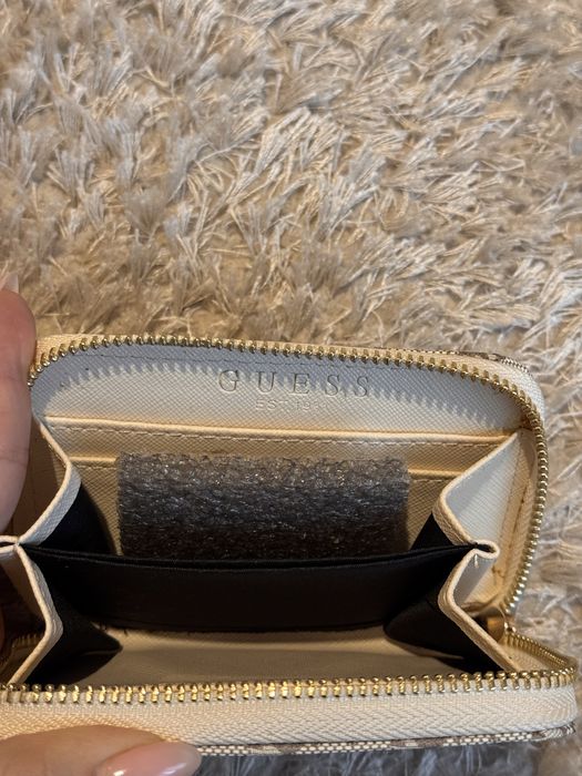 Портфейл Guess.