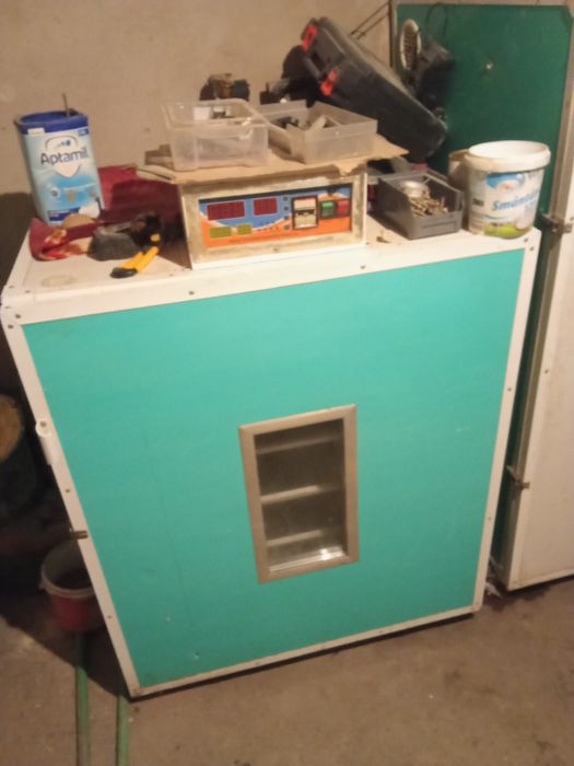 De vânzare două incubatoare