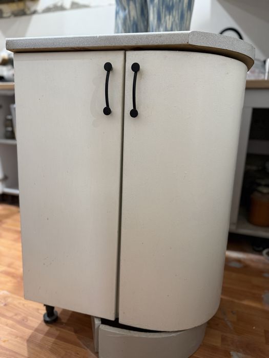 Шкаф кухонный.