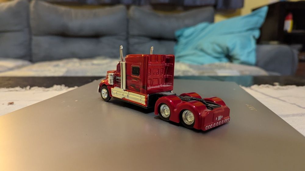 Vând tir international Lonestar, scara 1/64, firma Maisto