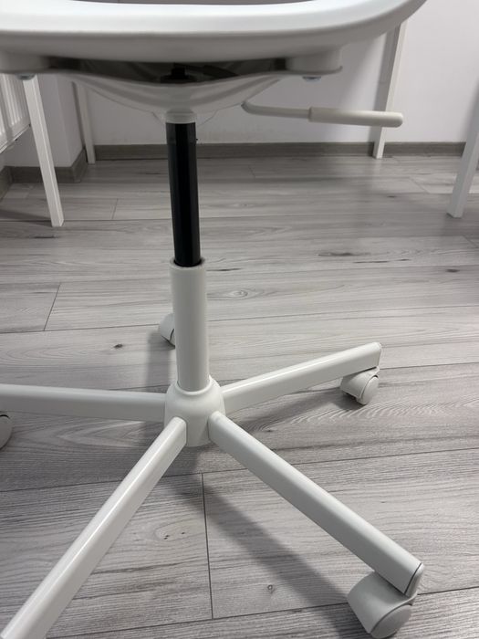 Scaun alb, rotayiv , reglabil pe inaltime.