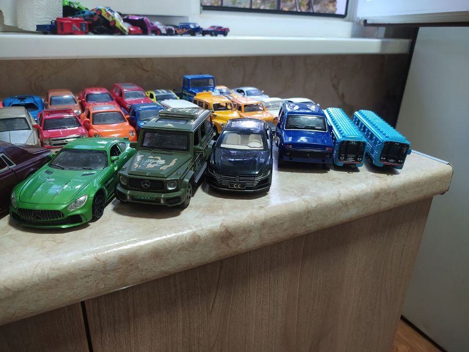 Продам железные машинки разных размеров 
Состояние хорошее , все езди