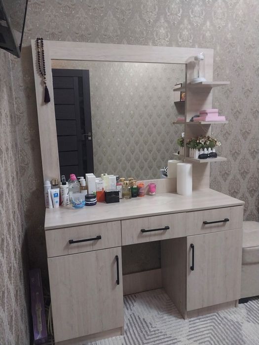 Продаёися  трюмо