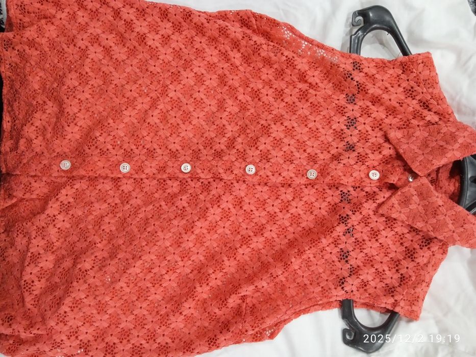 Красная кружевная блуза