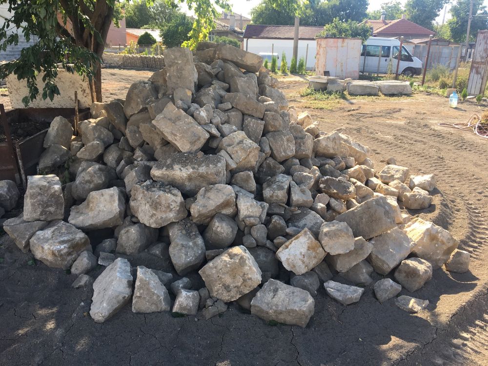 камъни от основи на къща