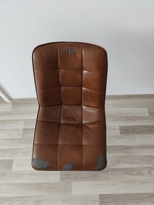 3 scaune cu tapiterie imitatie piele, cu defect al tapiteriei