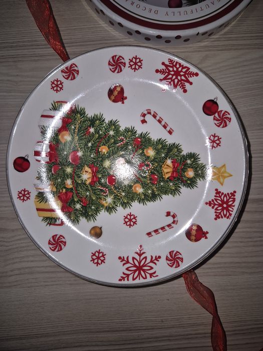 Set 4 farfurii portelan Craciun - in cutie cadou cu funda rosie