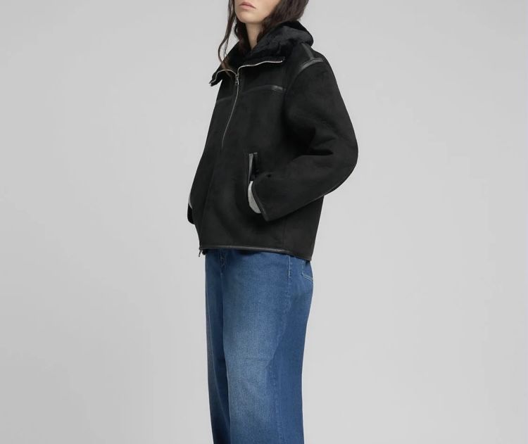 Чисто ново яке Replay