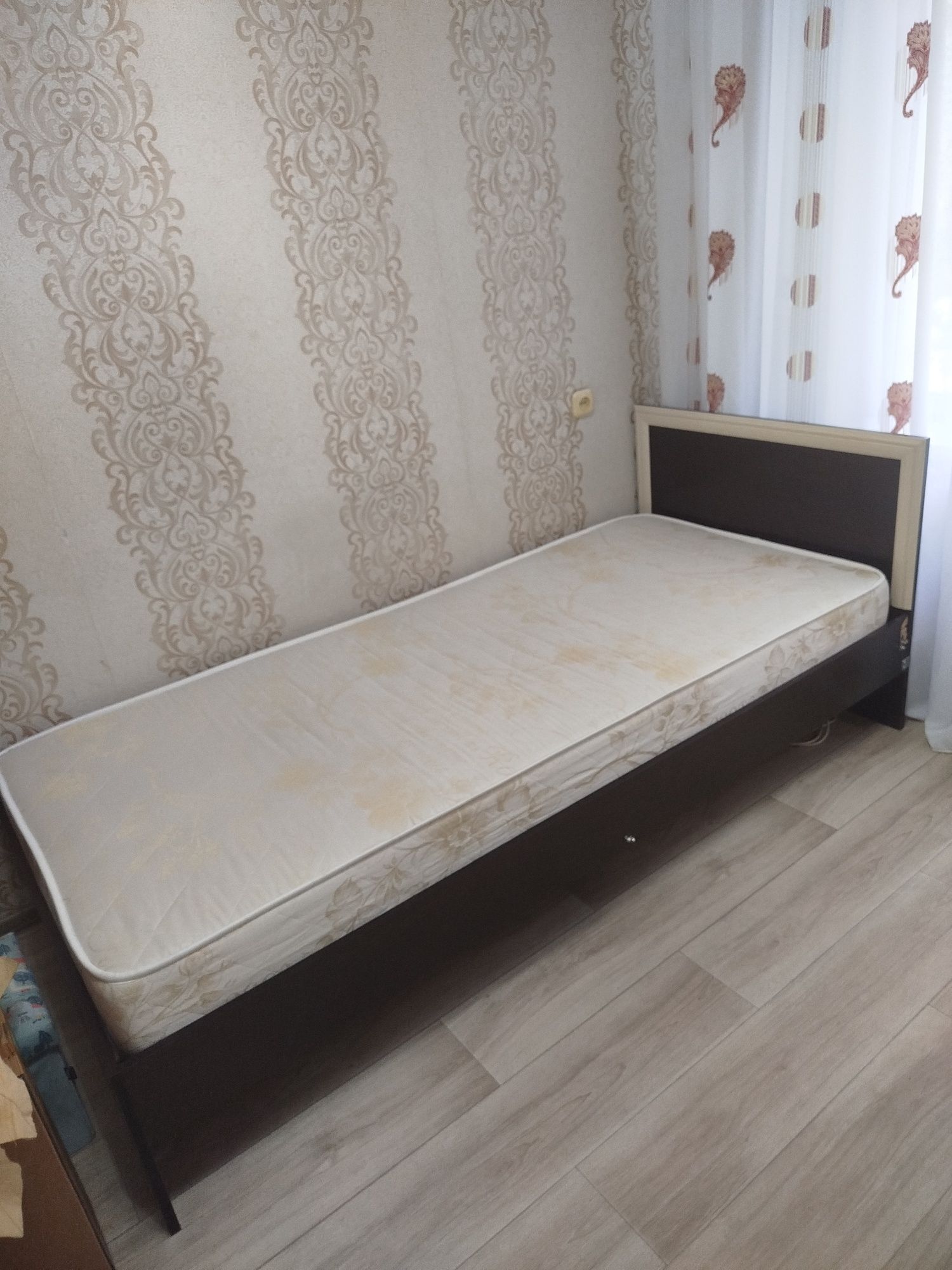 Кровать с матрасом