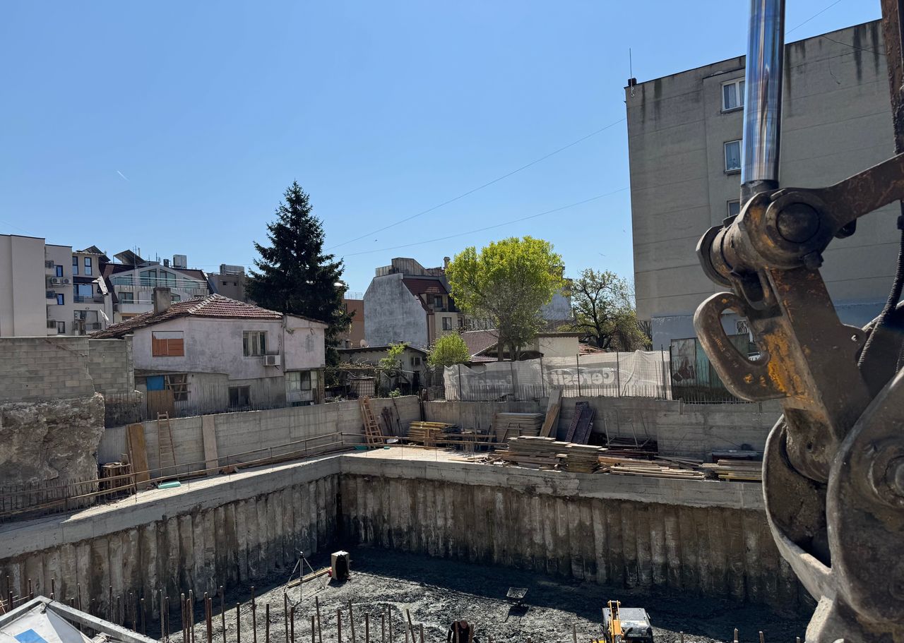 Продава се Двустаен апартамент в Варна, Операта - 72 кв.м за 2396 €/кв.м - Снимка #4