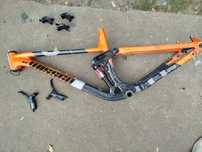 Vând piese bicicleta (cadru,manete frana, etrieri,dirtjumper)