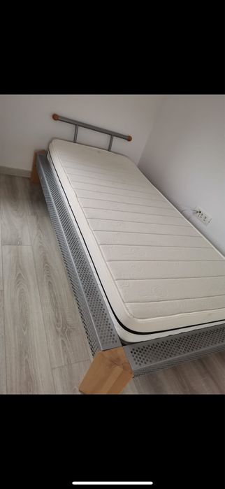 2 paturi pentru dormitor asemanatoare