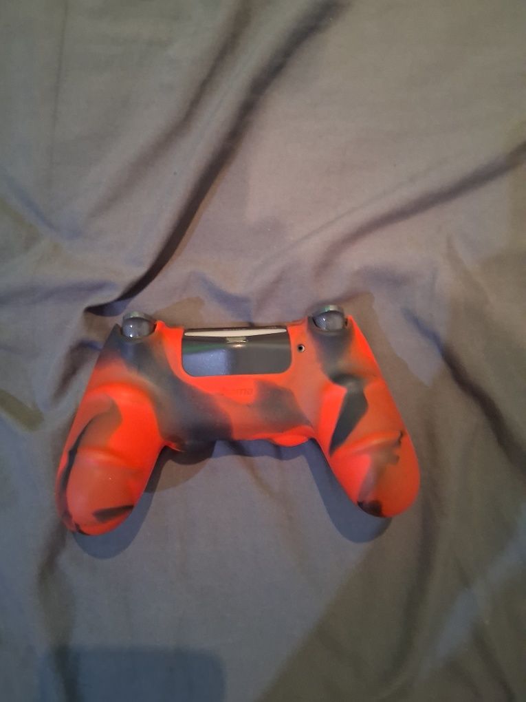 Продавам ps4 slim