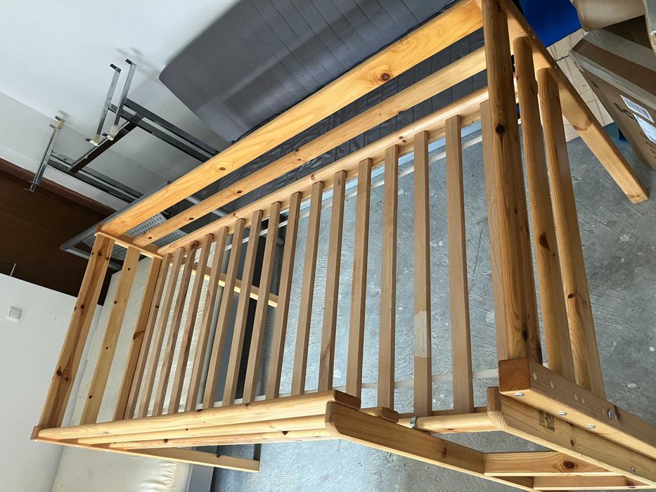 Vand pat din lemn masiv cu scara