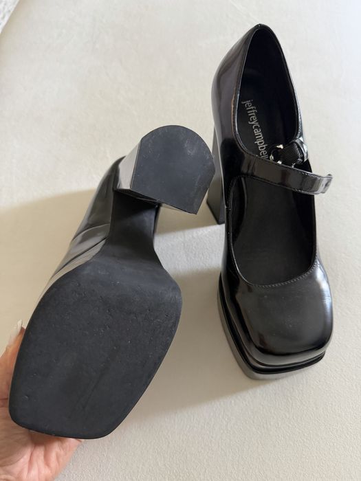 Черни лачени обувки с ток