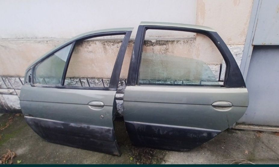 Рено RX 40 на части
Вратите са с прозорци без вътрешните кори