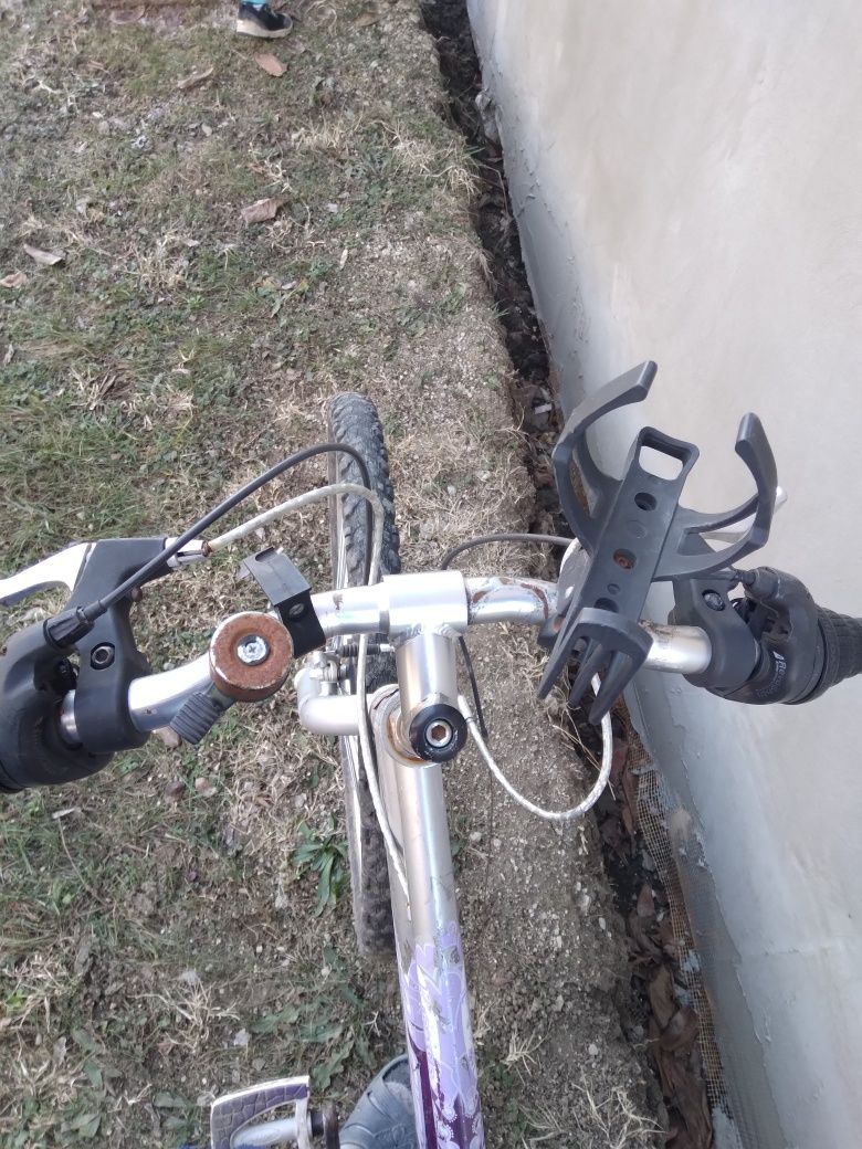 Bicicleta roz pentru fete