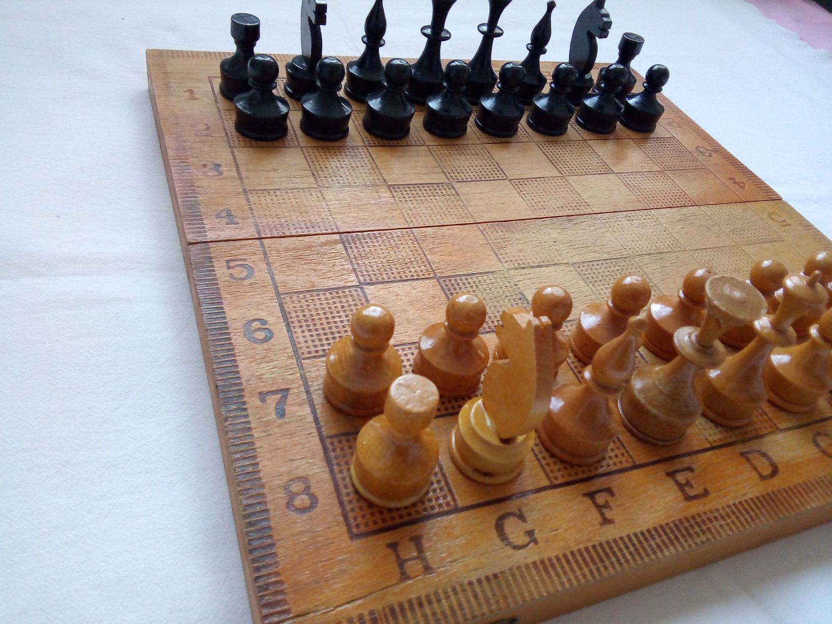 Шах и табла в дървена кутия, пулове за игра на табла, дървени фигури