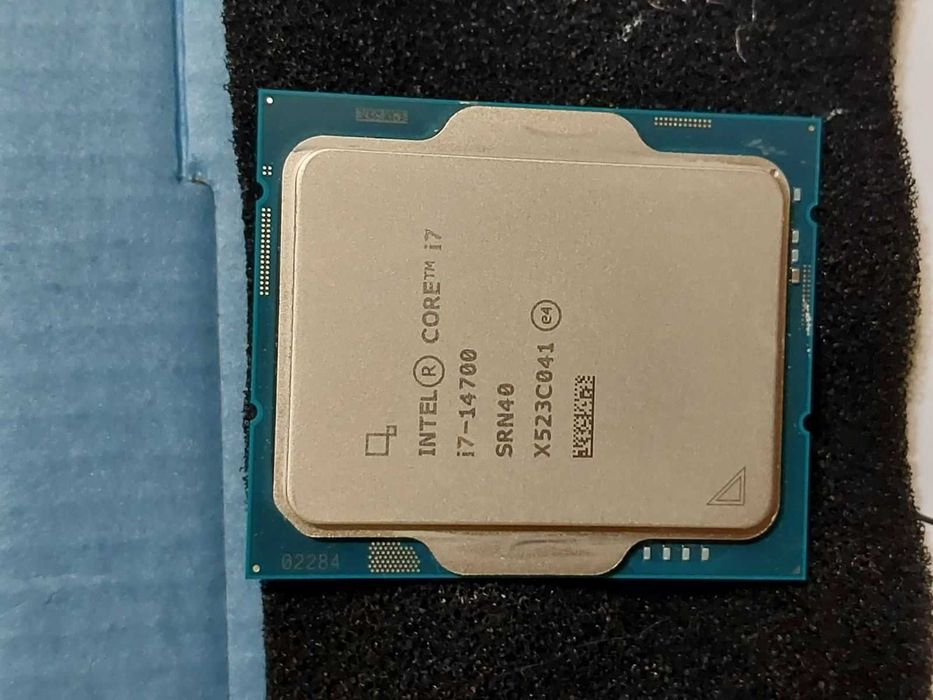 Intel Core i7 14700 + Gigabyte Z790 AORUS Elite AX ICE DDR5 Wi-Fi