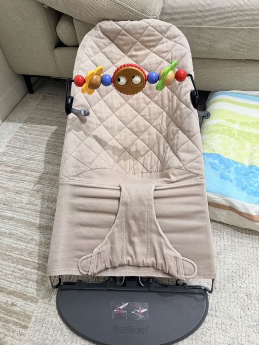 Продам люльку шезлонг babybjorn